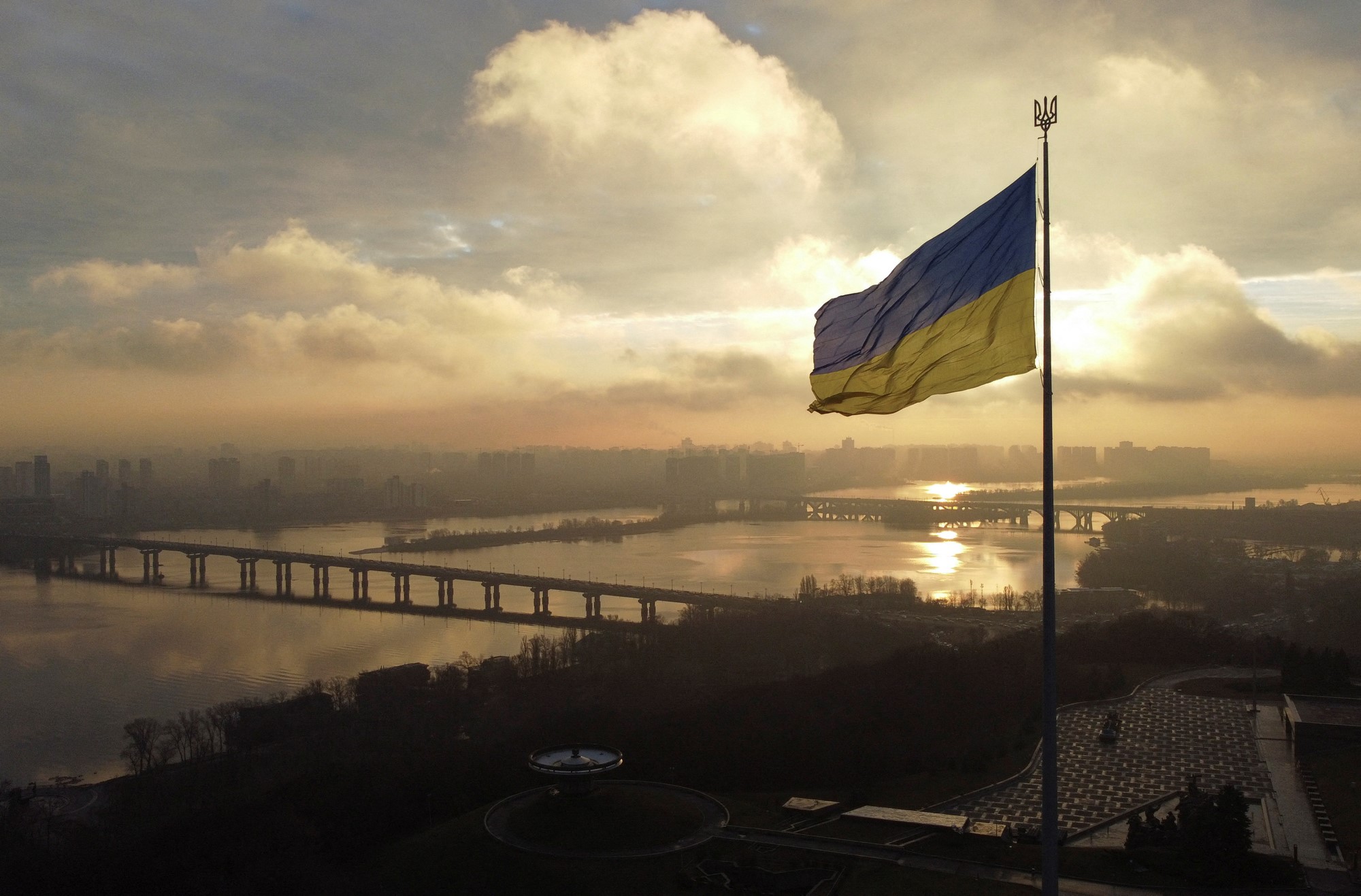 ВРЯТУВАТИ ТА СФОРМУВАТИ МАЙБУТНЄ УКРАЇНИ